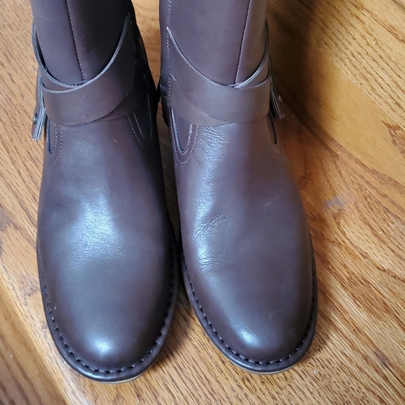 Uggs letter boots - Picture 3 of 6